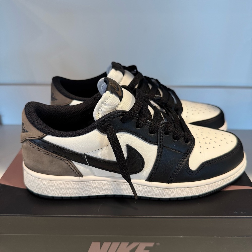 PRE-OWNED Air Jordan 1 Low OG “Mocha” (GS) Sz 4.5Y
